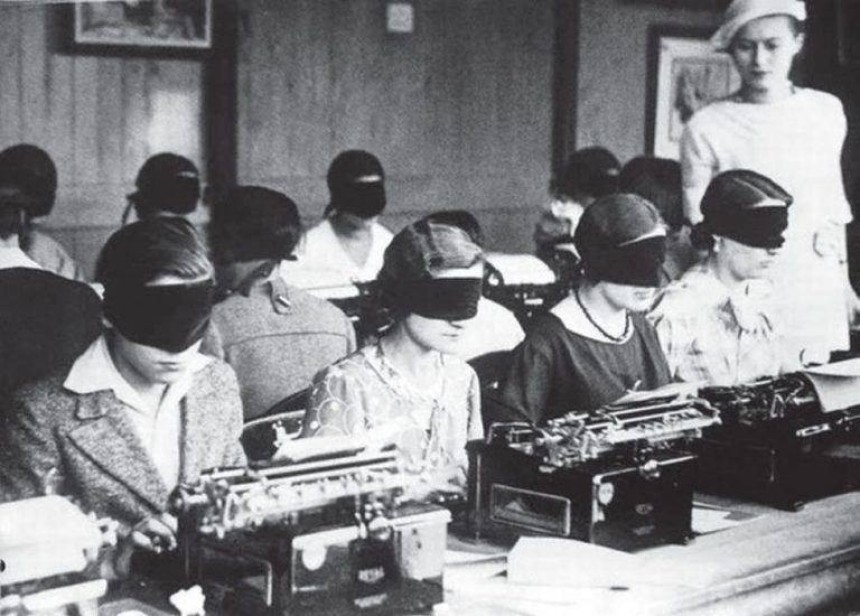 Паризькі секретарки змагаються у сліпому машинописному тексті, 1940 рік