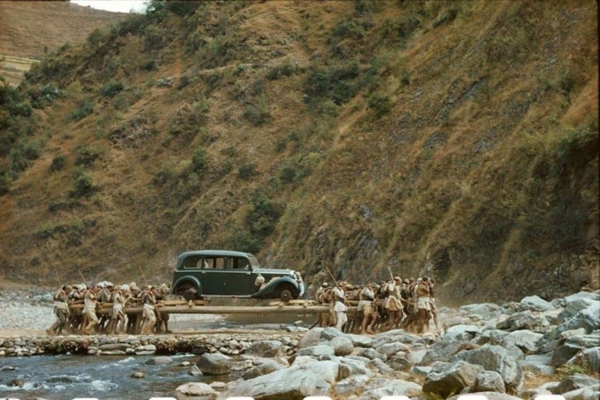 Гітлер і Mercedes-Benz для короля Трібхувана, 1939