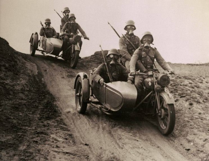 Таємниця 1936 року: німецькі мотоциклісти в протигазах на навчаннях
