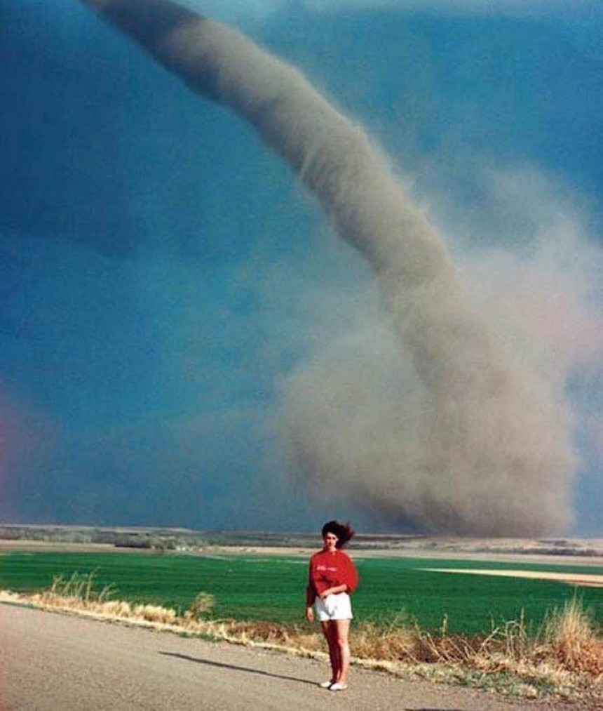 Одра Томас та торнадо 1989: історія фото з Небраски
