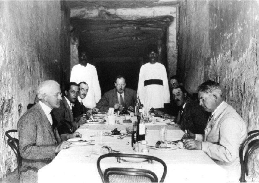 Археологи за обідом у гробниці фараона Рамсеса XI, Єгипет, 1923 рік