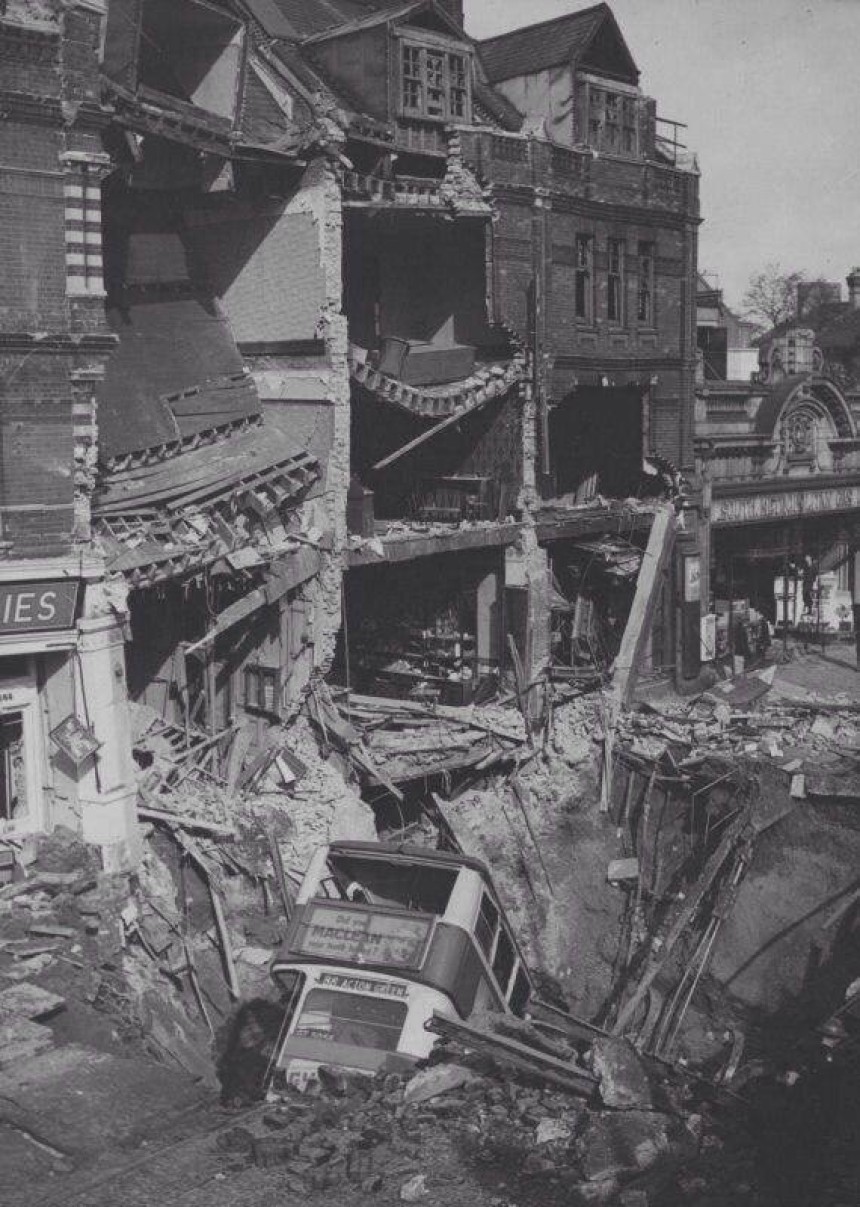 Поглиньтесь історією Лондона: розповідь про двоповерховий автобус, що став символом стійкості під час бомбардування станції метро Белхем.