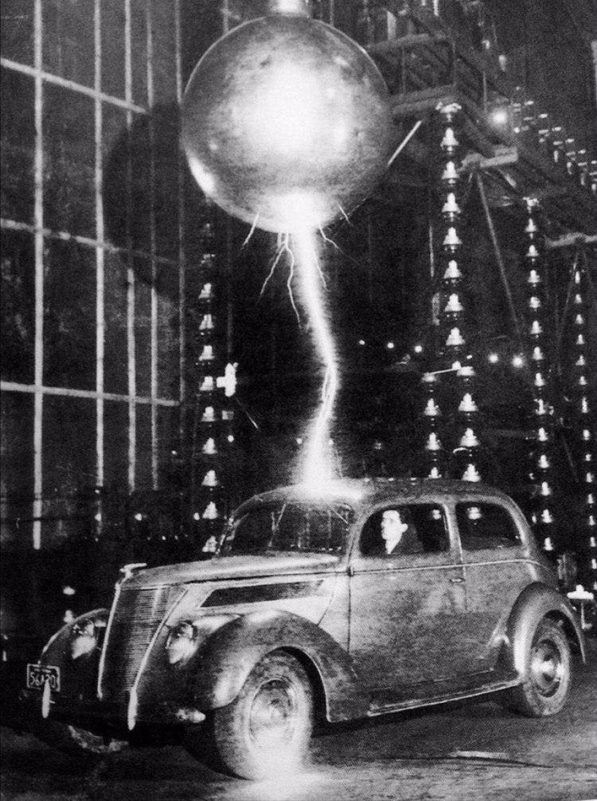 Експеримент 1942 року: Автомобіль та удар блискавки 3 млн вольт
