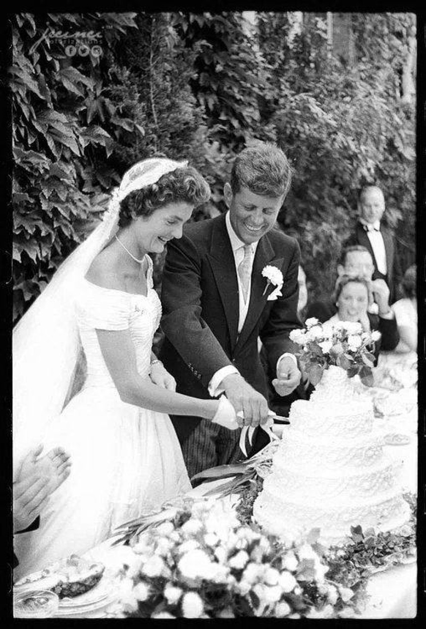 Жаклін Кеннеді та Джон Кеннеді розрізають торт на власному весіллі. Ньюпорт, Род-Айленд. 12 вересня 1953 року.