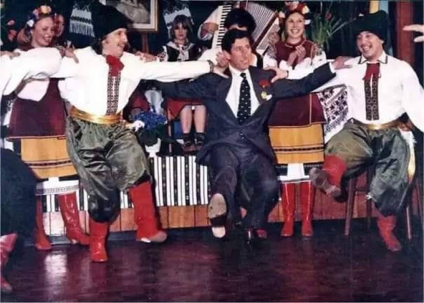 Принц Чарльз танцює гопак разом з одним із фольклорних колективів української діаспори,   1980-і роки.