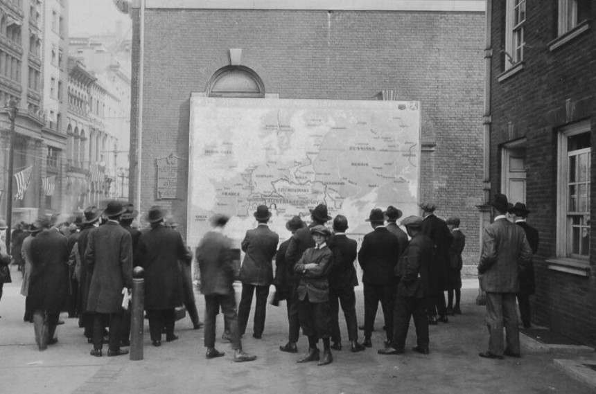 Жителі Філадельфії, США, розглядають нову карту Європи, яка змінилася після Першої світової війни 1918 рік