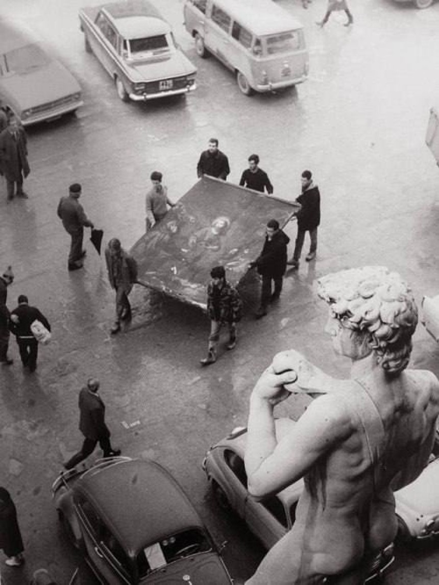 Героїчне порятунок картин після повені на Piazza della Signoria, 1966