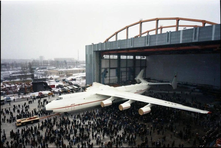 Ан-225 "Мрія" – Виведення з ангару 1988 року