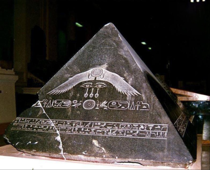 Гранітна верхівка піраміди: древнє чудо 1840 року до н.е