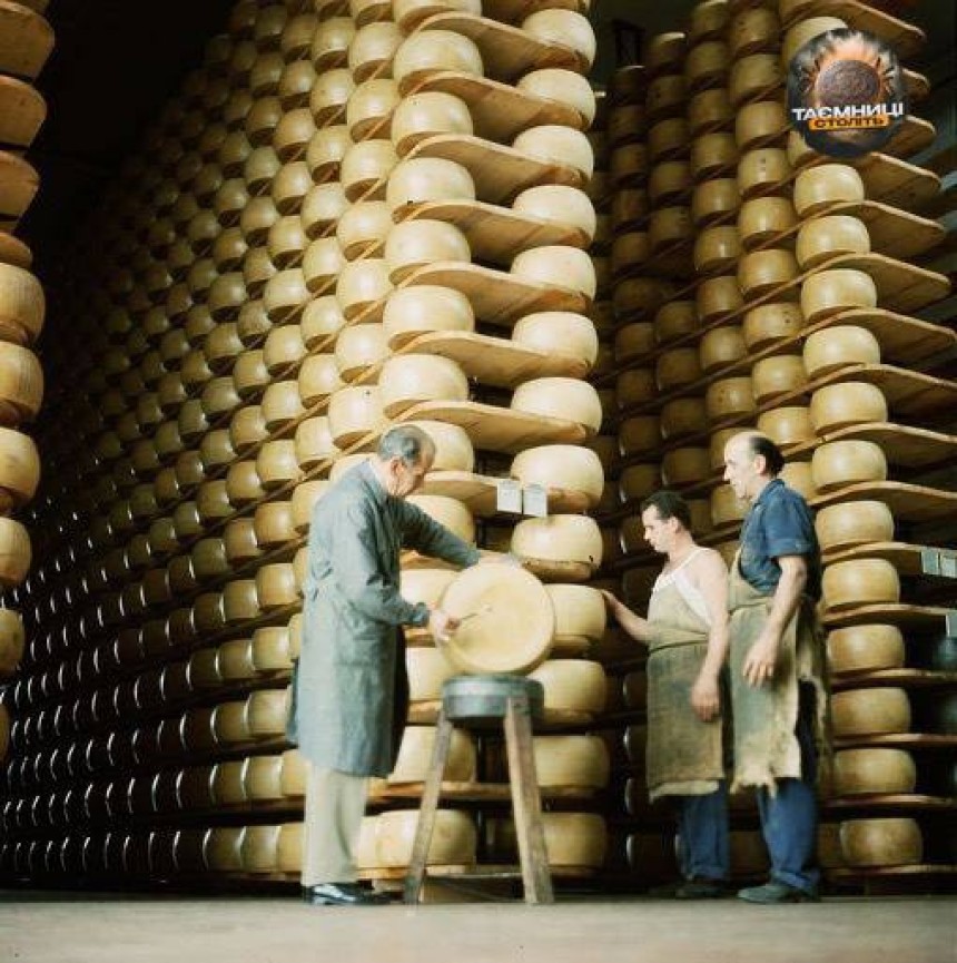Виготовлення сирних колес в Пармі, Італія, 1960-ті роки