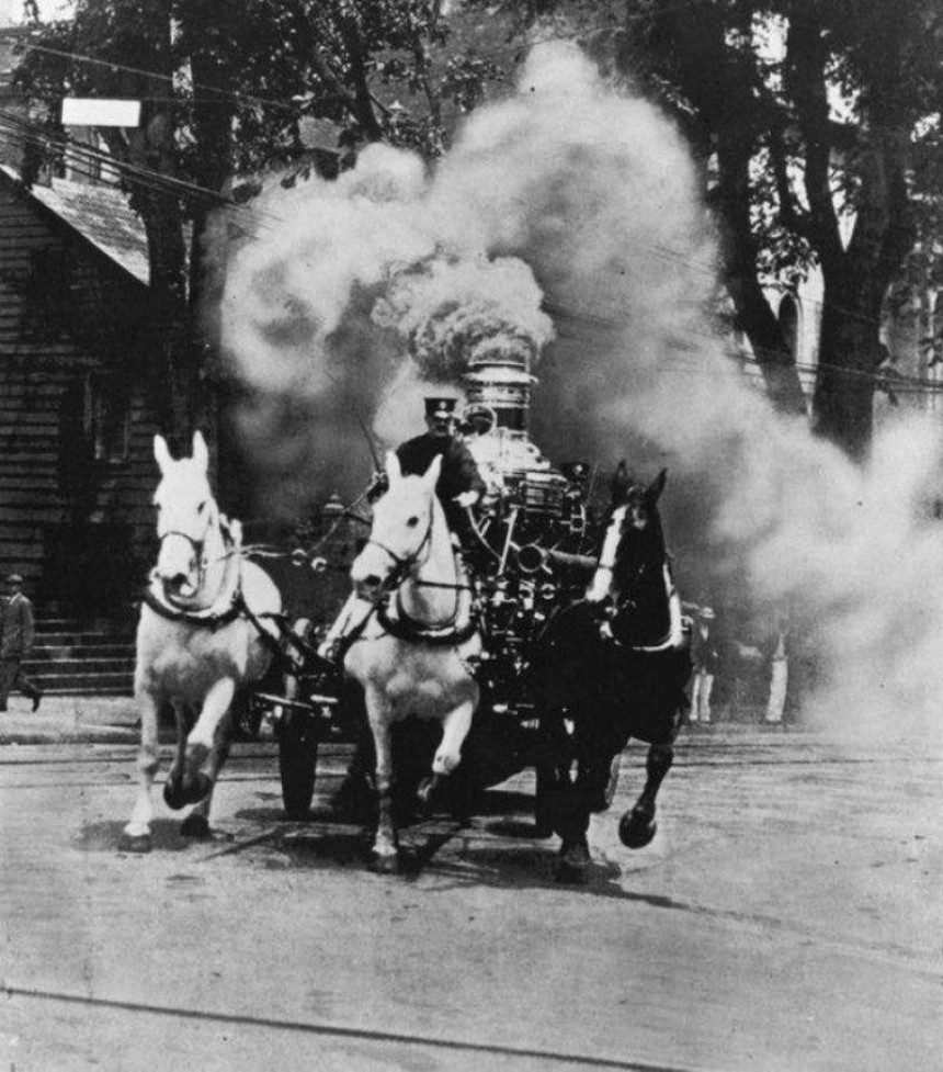 Паровий насос у дії під час пожежі 1906 року