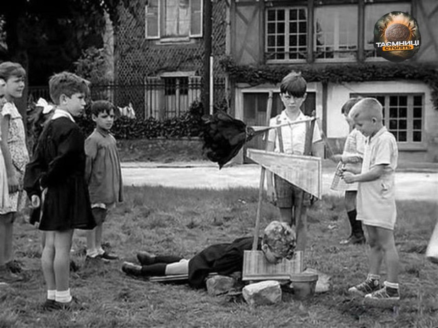 Діти грають у гільйотину у Франції, 1952 рік: історичний знімок
