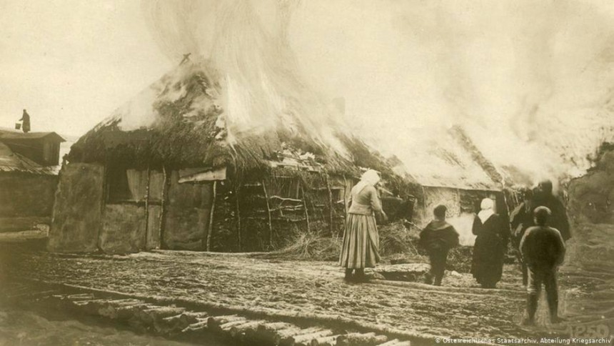 Хати в українському селі палають вогнем після відступу більшовицьких загонів, 1918 рік