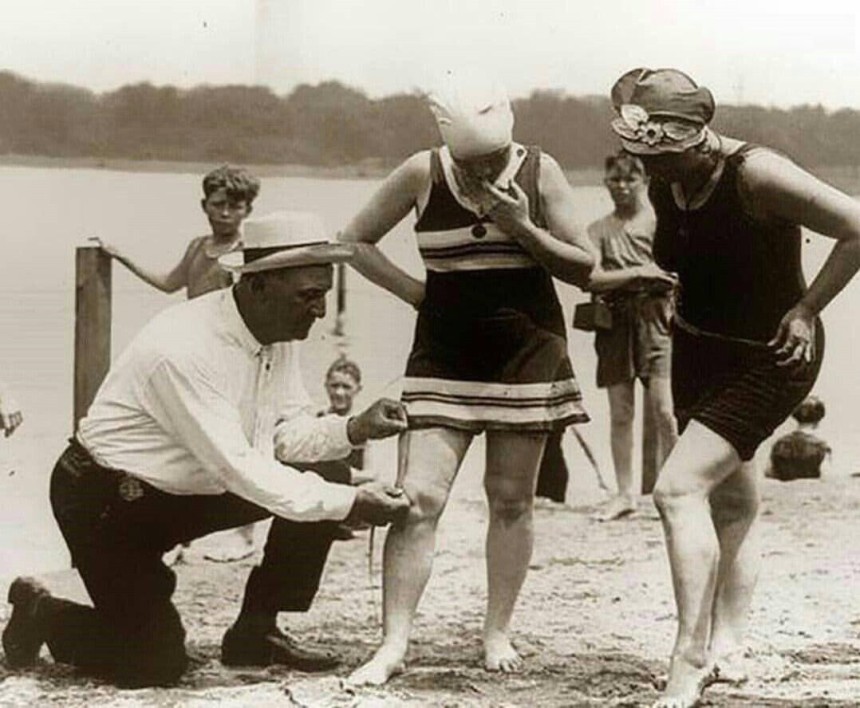 Штрафи за короткі купальники на пляжах 1920-х років