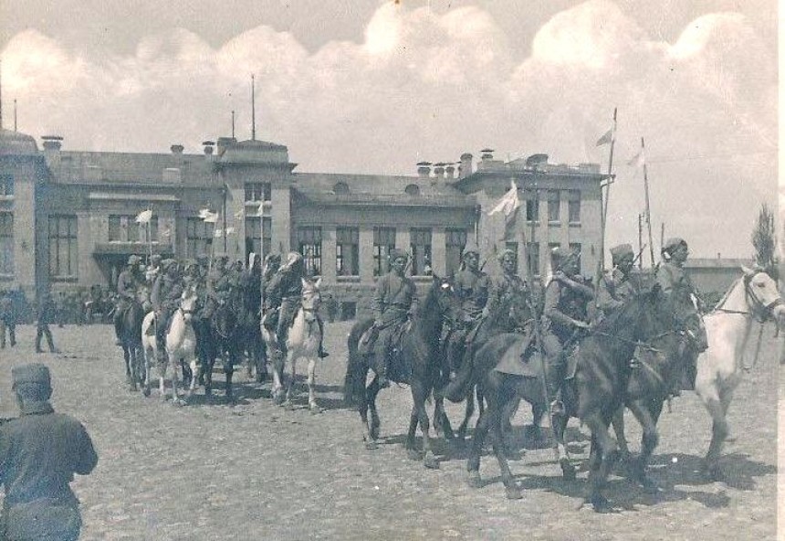 Козаки 1-го Запорізького полку входять у Бахмут: переможний марш