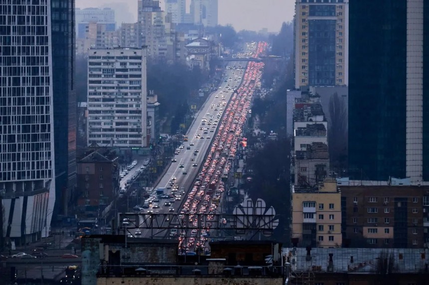 Черга з авто на виїзд із Києва у перший день вторгнення, 24 лютого 2022 року
