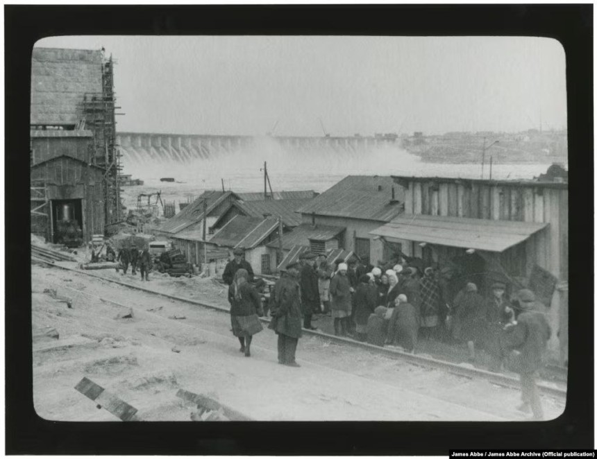 Черга робітників за їжею перед ДніпроГЕС у 1932 році: фото і реалії