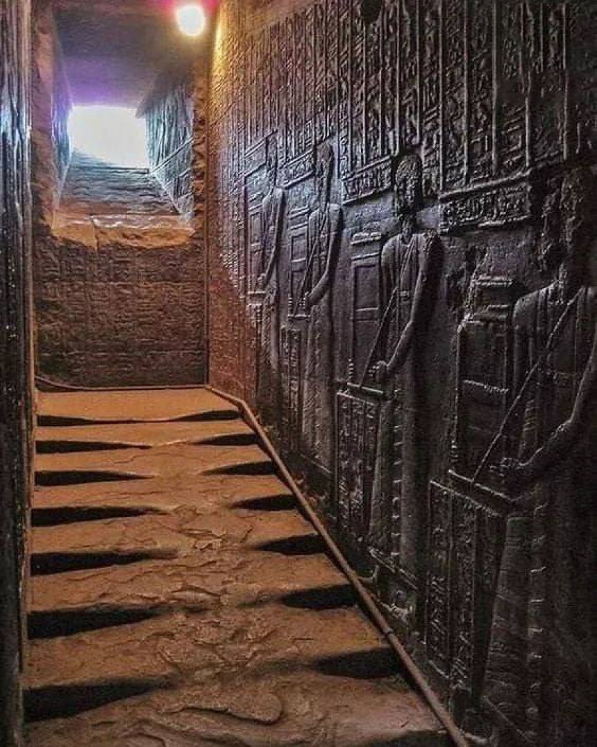 Храм богині Хатхор і його стародавні сходи