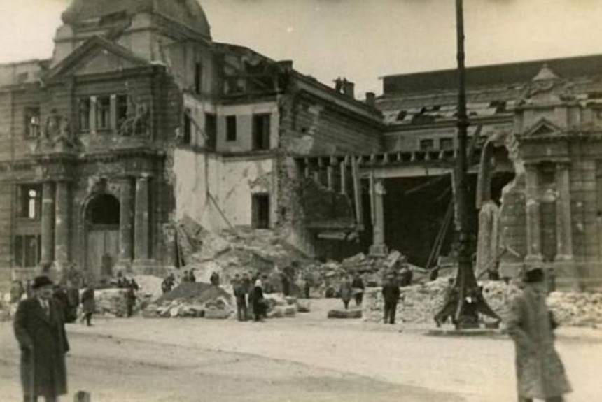 Львівський вокзал у руїнах після бомбардування нацистською авіацією