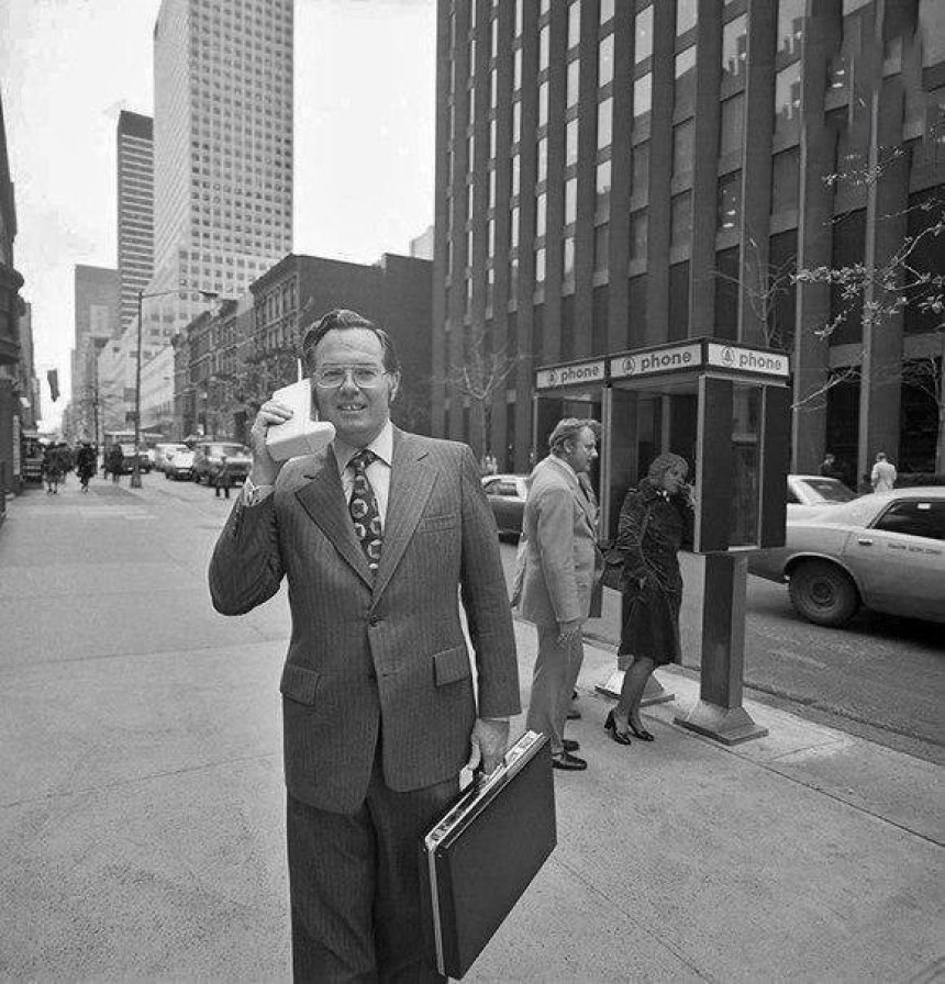 Джон Мітчелл з першим мобільним телефоном Motorola у Нью-Йорку, 1973 рік