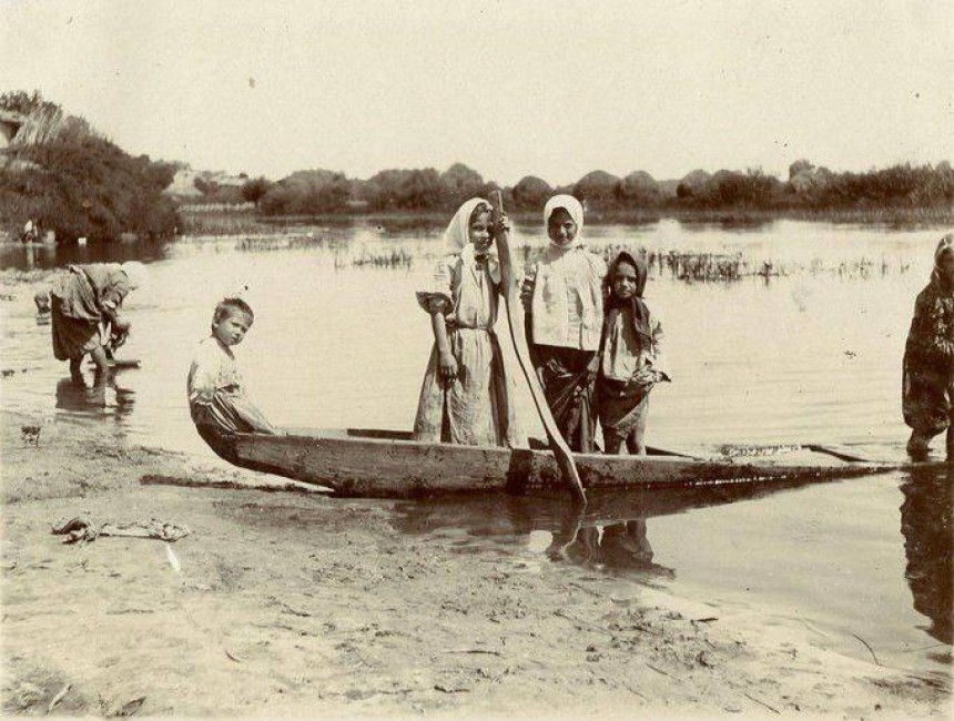 Діти на березі річки Сули: фото Валентина Фельдмана 1910-х років