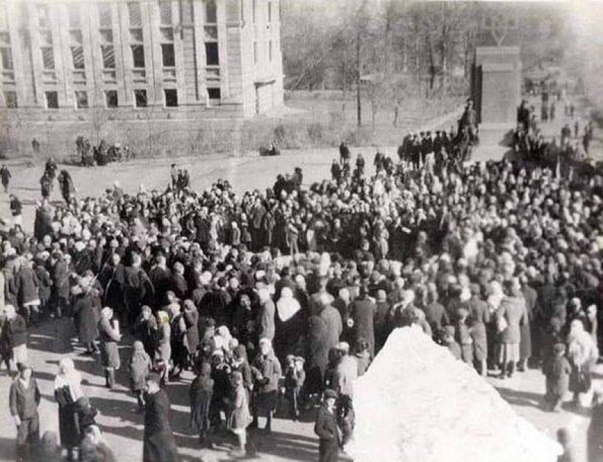 Встановлення тризуба в Краматорську на центральній площі 1942 року