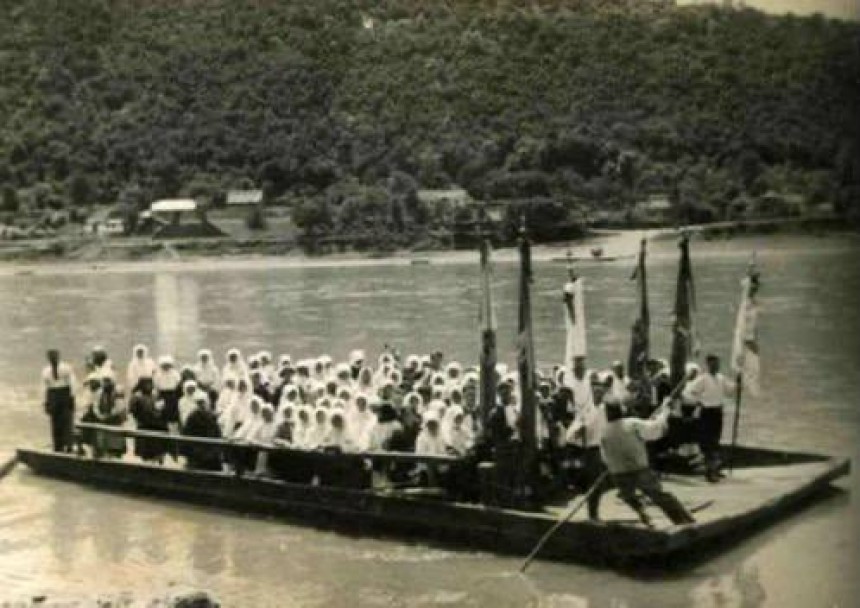 Прочани з Печеніжина на переправі через Дністер до Зарваниці, 1935 рік