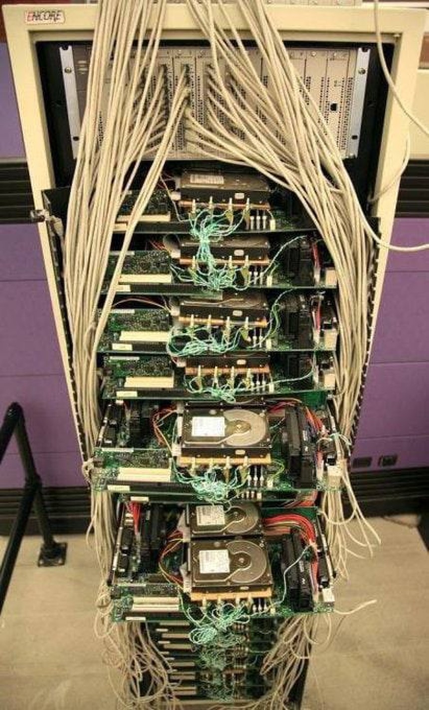 Сервер Google 1996: Фото перших кроків інтернет-легенди США