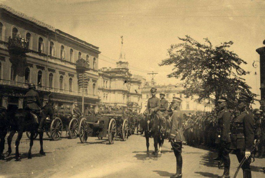 9 травня 1920 року, Хрещатик: парад під проводом Ридза-Сміглого